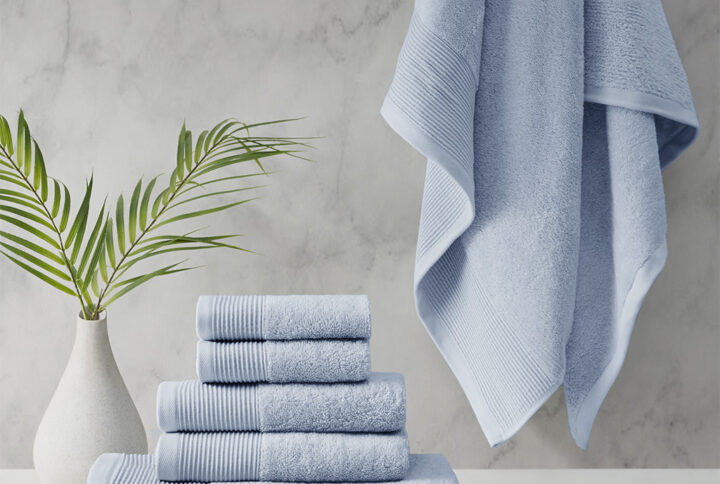 Refresh your bathroom with the luxurious and eco-friendly Beautyrest Nuage Tri Blend Antimicrobial 6 Piece Towel Set. This 600gsm premium quality towel set has a natural sheen and a soft