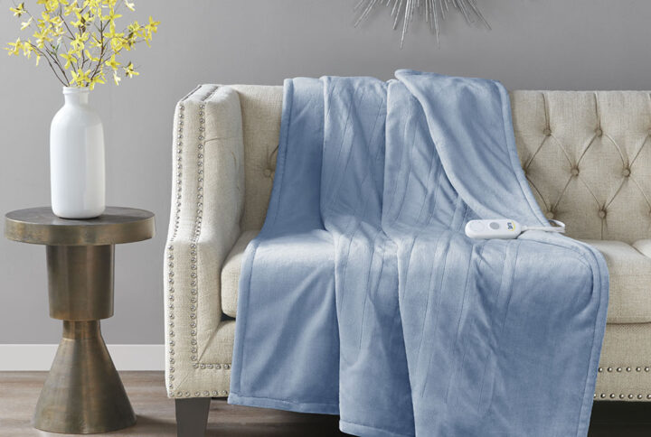 The Serta Plush Heated Throw offers incredible comfort and warmth to keep you extra cozy while relaxing on your sofa. This ultra-soft plush heated throw features a controller with 5 heat settings