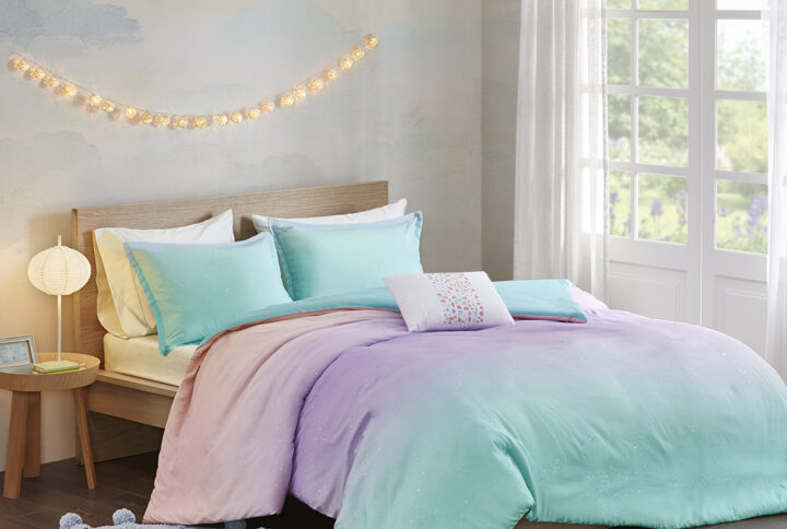 The Mi Zone Glimmer Metallic Glitter Printed Reversible Duvet Cover Set brings a lively and colorful update to your bedroom. This ultra-soft reversible duvet cover features an ombre pattern of aqua