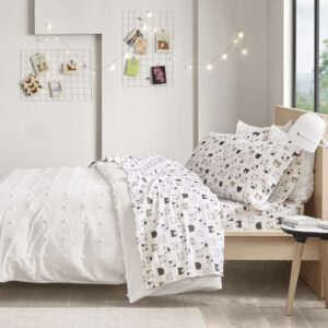 This warm cotton flannel sheet set features a fun novelty print to create a cute look with a comfortable feel. These sheets are also OEKO-TEX certified