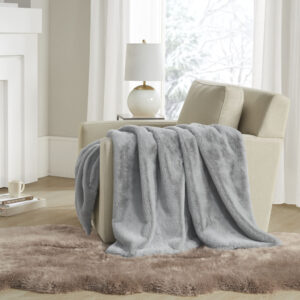 The Madison Park Bristol Faux Fur Throw brings a lush and cozy touch to your space. The face of the throw features a premium solid faux fur with an ultra-soft feel