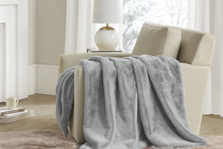 The Madison Park Bristol Faux Fur Throw brings a lush and cozy touch to your space. The face of the throw features a premium solid faux fur with an ultra-soft feel