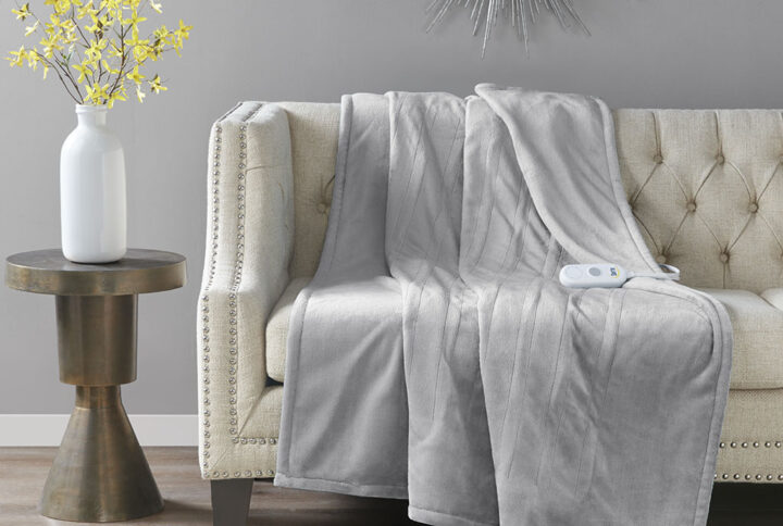 The Serta Plush Heated Throw offers incredible comfort and warmth to keep you extra cozy while relaxing on your sofa. This ultra-soft plush heated throw features a controller with 5 heat settings