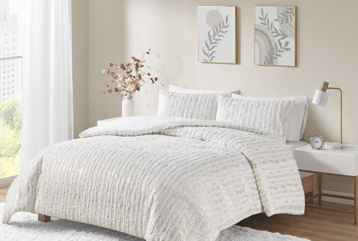 The Naomi duvet cover set features an eye-catching metallic design on soft faux fur that's sophisticated and modern. This soft white faux fur duvet cover adds sparkle to your bedroom with its metallic accents