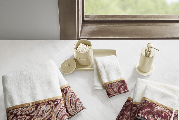 Add a sophisticated style to your bathroom with our Madison Park Aubrey 6 Piece Jacquard Towel Set. This towel set features a pieced design with a woven paisley jacquard hem