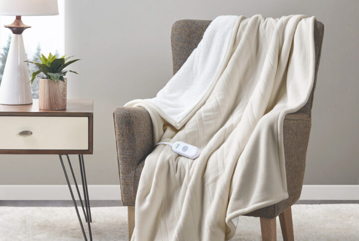 The Serta Fleece to Sherpa Heated Throw offers incredible comfort and warmth to keep you extra cozy while relaxing on your sofa. This heated throw features an ultra-soft fleece face with a cozy Sherpa reverse