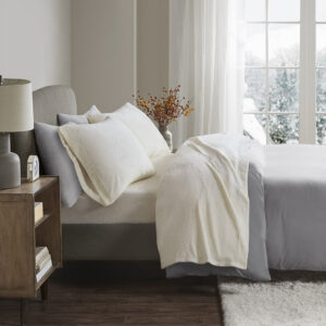 The True North by Sleep Philosophy Soloft Micro Plush Sheet Set offers the ultimate sleeping comfort with a soft and cozy finish to warm you up. Brushed on both sides