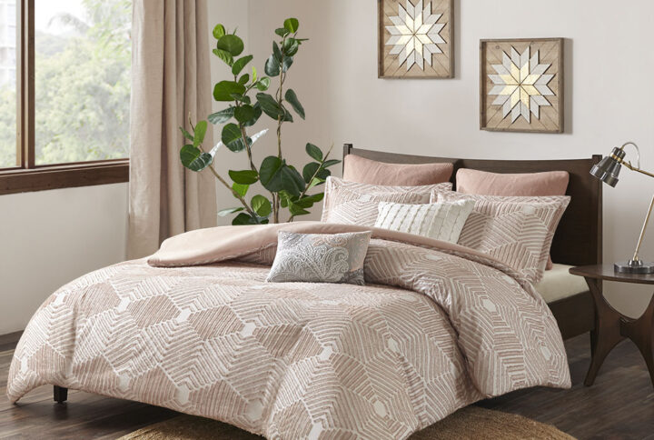 Add a rich textural look to your bedroom with the INK+IVY Ellipse Cotton Jacquard Duvet Cover Set. The cotton duvet cover features a geometric design in a blush clipped jacquard with a solid blush reverse that complements the top of the bed