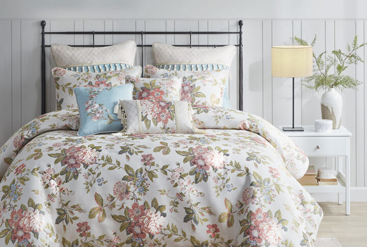 Bring traditional beauty to your bedroom with the Madison Park Signature Carolyn 9 Piece Floral Jacquard Comforter. The cottage comforter features a red