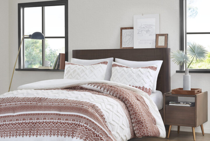 Transform your bedroom with the charming shabby chic allure of the INK+IVY Mila 3 Piece Cotton Comforter Set with Chenille Tufting. The cotton comforter flaunts an updated auburn botanic print