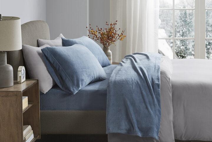 The True North by Sleep Philosophy Soloft Micro Plush Sheet Set offers the ultimate sleeping comfort with a soft and cozy finish to warm you up. Brushed on both sides