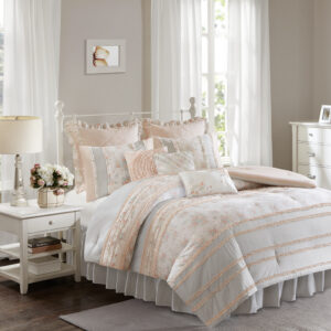 Madison Park Serendipity brings a touch of charm and grace to your cozy retreat. This lovely set features a 180 thread count cotton fabric with a delicate floral print in peach and grey