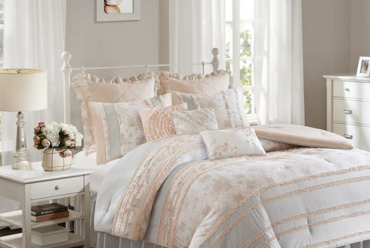 Madison Park Serendipity brings a touch of charm and grace to your cozy retreat. This lovely set features a 180 thread count cotton fabric with a delicate floral print in peach and grey