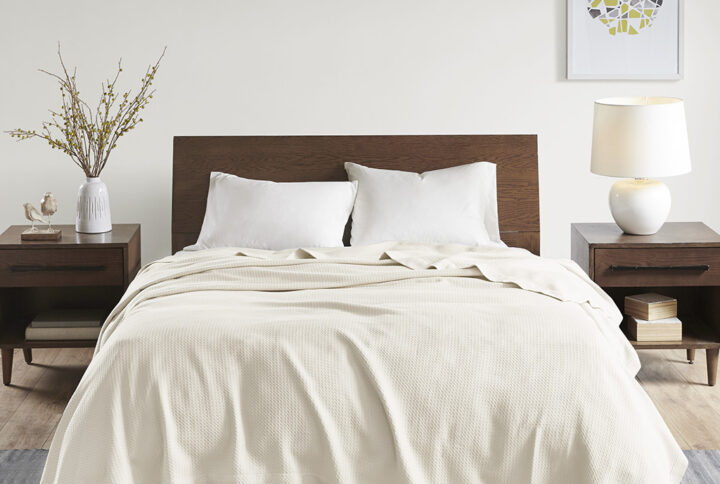 Wrap yourself up in the luxurious comfort of the Madison Park Egyptian Cotton Blanket. This ultra-soft ivory blanket in made from 100% certified Egyptian cotton that features reduced shrinkage