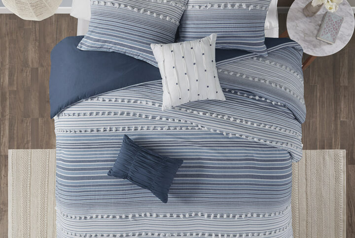 Give your bedroom a soft casual update with the Urban Habitat Calum Cotton Jacquard Duvet Cover Set. The cotton clipped jacquard duvet cover features yarn-dyed stripes of blue