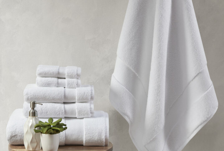 Our Madison Park Signature Splendor 1000 GSM 100% Cotton 6 Piece Towel Set provides a true luxurious addition to your bathroom essentials. This 100% cotton towel set features oversized bath towels with 1000gsm construction and 900gsm hand/wash towels that ensure a premium quality and heavy weight