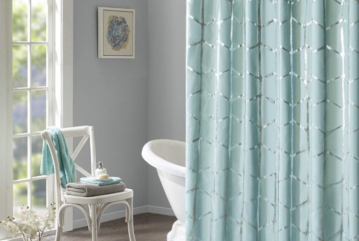 Freshen up your bathroom with the enchanting style of the Intelligent Design Raina Printed Metallic Shower Curtain. Flaunting a geometric metallic print