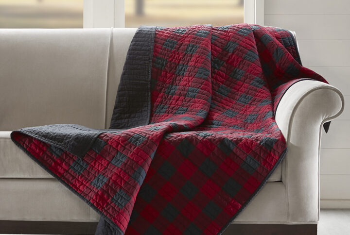 The Woolrich Tasha quilted throw features an all over black and red buffalo check and reverses to a solid black color. Made from 100% cotton this lightweight throw is soft to the touch and can be used year round.