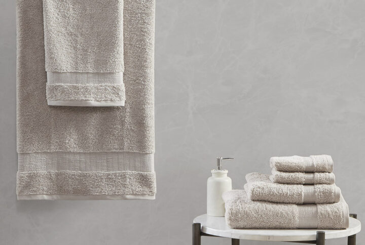 Treat yourself with the luxurious comfort of our Madison Park Signature Luce 100% Egyptian Cotton 6 Piece Towel Set. The long staple cotton yarn creates a rich plush softness