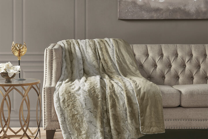 The Madison Park Zuri oversized throw features a luxuriously soft faux fur and reverses to a solid faux mink. This faux fur throw is the perfect modern update and adds a glamorous accent to your home. This throw is machine washable for easy care and OEKO-TEX certified