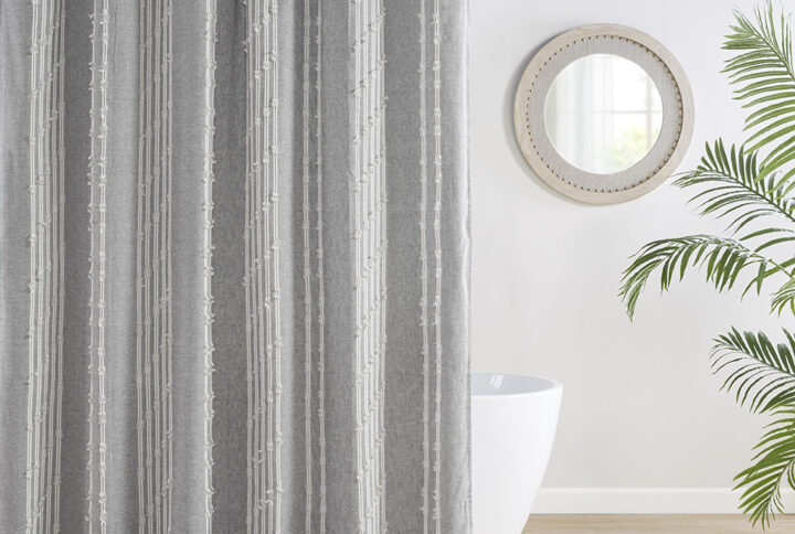 The INK+IVY Kara Cotton Jacquard Shower Curtain offers an eye-catching update to any bathroom décor. This 100% cotton shower curtain features a beautiful stripe jacquard detailing on a soft ground for a stylish and sophisticated touch