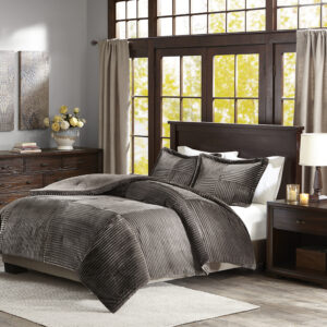 Refresh your bedroom with the Madison Park Parker plush comforter set. The soft