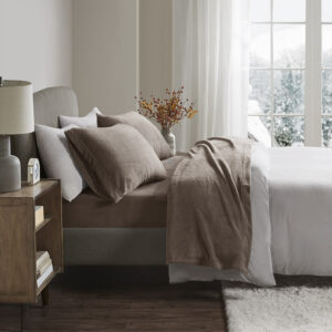 The True North by Sleep Philosophy Soloft Micro Plush Sheet Set offers the ultimate sleeping comfort with a soft and cozy finish to warm you up. Brushed on both sides