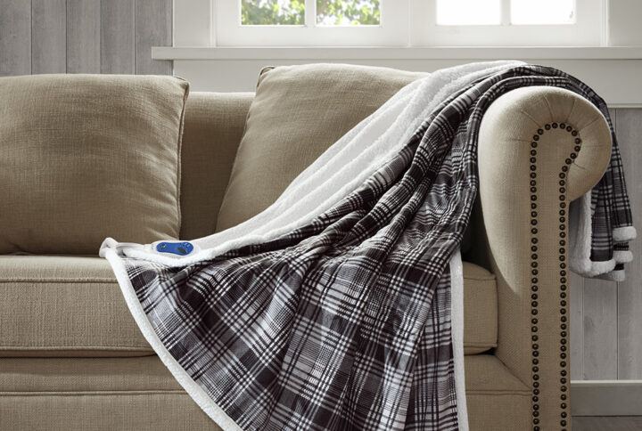 The Woolrich heated throw utilizes state of the art Secure Comfort heated technology that adjusts the temperature of your throw based on overall temperature