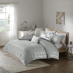 Freshen up your bedroom with the enchanting style of Intelligent Design’s Raina Printed Duvet Cover Set. The stunning duvet cover flaunts a geometric