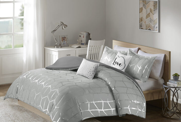 Freshen up your bedroom with the enchanting style of Intelligent Design’s Raina Printed Duvet Cover Set. The stunning duvet cover flaunts a geometric