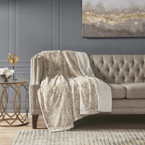 The Madison Park Zuri oversized throw features a luxuriously soft faux fur and reverses to a solid faux mink. This faux fur throw is the perfect modern update and adds a glamorous accent to your home. This throw is machine washable for easy care and OEKO-TEX certified