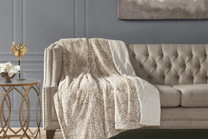 The Madison Park Zuri oversized throw features a luxuriously soft faux fur and reverses to a solid faux mink. This faux fur throw is the perfect modern update and adds a glamorous accent to your home. This throw is machine washable for easy care and OEKO-TEX certified