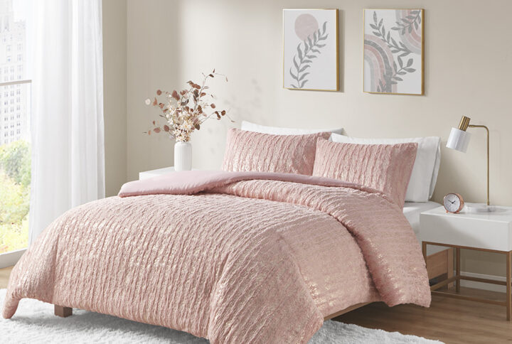 The Naomi duvet cover set features an eye-catching metallic design on soft faux fur that's sophisticated and modern. This faux fur duvet cover adds sparkle to your bedroom with its metallic accents