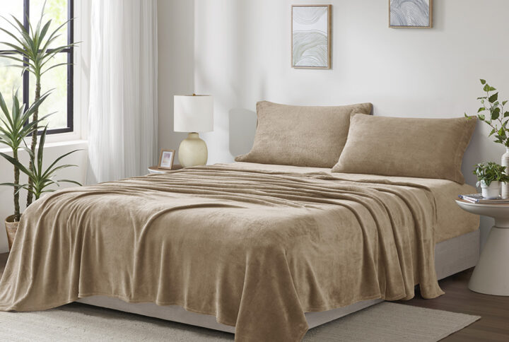 The True North by Sleep Philosophy Soloft Micro Plush Sheet Set offers the ultimate sleeping comfort with a soft and cozy finish to warm you up. Brushed on both sides