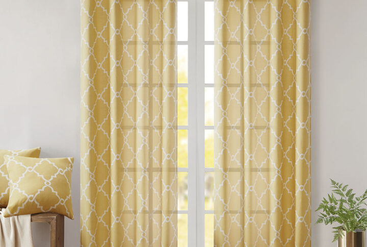 The Madison Park Saratoga Fret Print Panel is the perfect addition for a casual and stylish update to your home decor. This window panel features a trendy light beige fretwork on a soft yellow ground