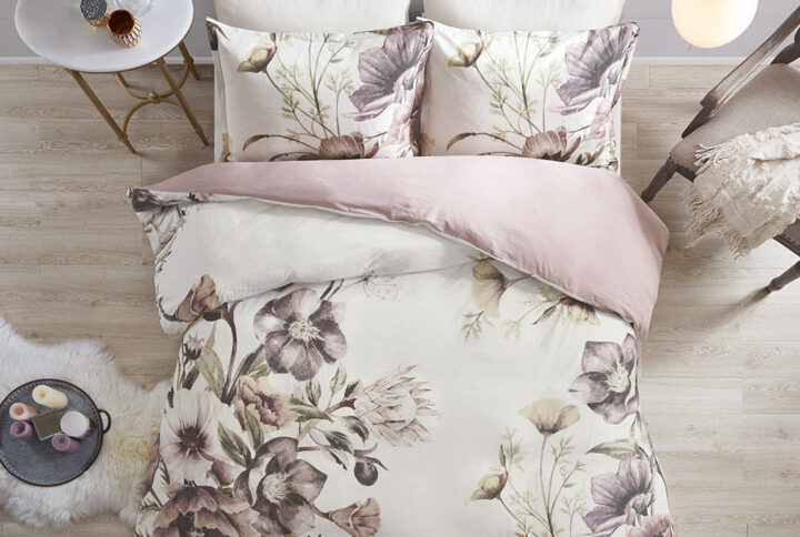 The Madison Park Cassandra 3 Piece Cotton Printed Duvet Cover Set offers a beautiful shabby chic update to your bedroom. The cotton duvet cover and shams feature a large floral print