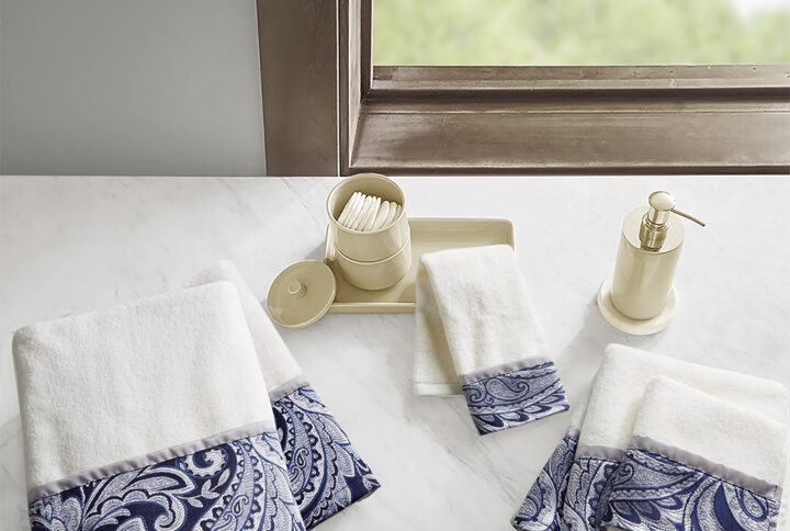 Add a sophisticated style to your bathroom with our Madison Park Aubrey 6 Piece Jacquard Towel Set. This towel set features a pieced design with a woven paisley jacquard hem