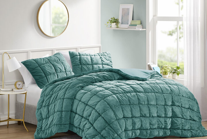 Fall into the plush softness of the puffy velvet comforter set