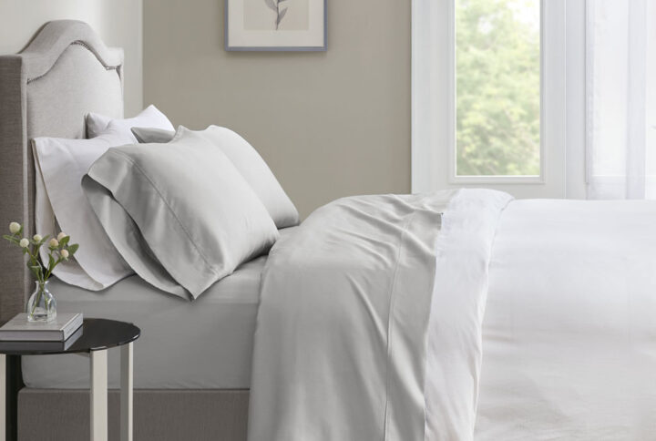 The Beautyrest 700 Thread Count sheet set provides a clean and comfortable update to your bed. This deep pocket sheet set is made with a triple blend weave of cotton