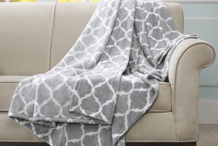 This Madison Park super soft microlight oversized plush throw features a modern ogee print that adds style and flair to any room. MicroLight is the next generation in plush throws. Our unique knitting technology allows us to craft an irresistibly soft