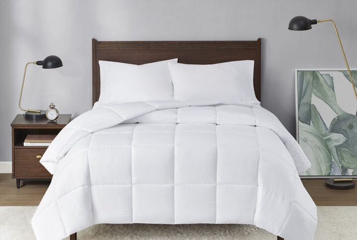 Wake up reinvigorated with the Sleep Philosophy Energy Recovery Down Alternative Comforter. Featuring a soft microfiber shell