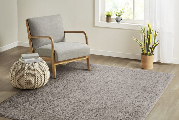 The Madison Park Camdyn Super Soft Polyester Shag Area Rug offers a chic modern addition to your living space. This solid grey shag area rug flaunts a super soft