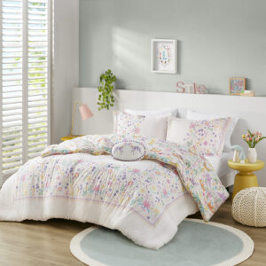 The UHK Lulu cotton reversible comforter set features a colorful pieced bordered floral design that will bring a bright and cheerful look to your kid's room. The comforter also reverses to a vibrant and lively jungle print with animals like tigers