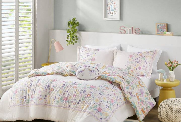 The UHK Lulu cotton reversible comforter set features a colorful pieced bordered floral design that will bring a bright and cheerful look to your kid's room. The comforter also reverses to a vibrant and lively jungle print with animals like tigers