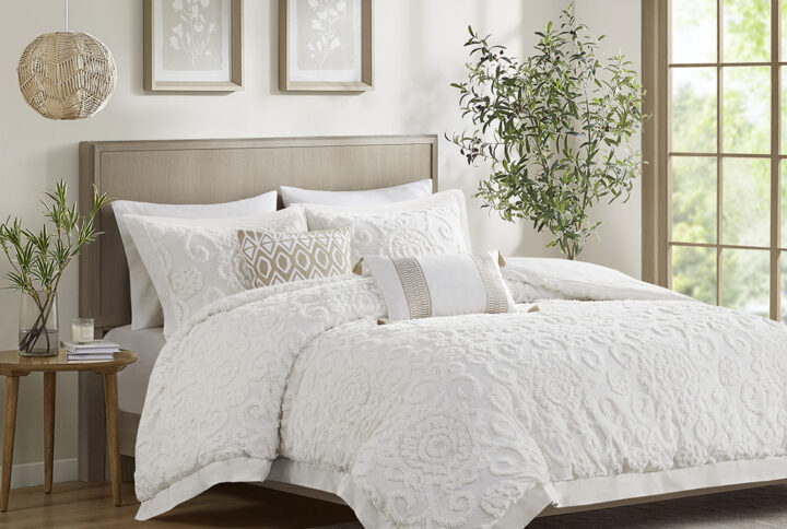 The Harbor House Suzanna Comforter Mini Set is the perfect addition to make your bedroom classically comfortable. Delicately tufted medallions are beautifully showcased throughout this comforter in a gorgeous white