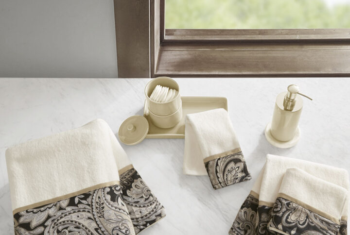 Add a sophisticated style to your bathroom with our Madison Park Aubrey 6 Piece Jacquard Towel Set. This towel set features a pieced design with a woven paisley jacquard hem