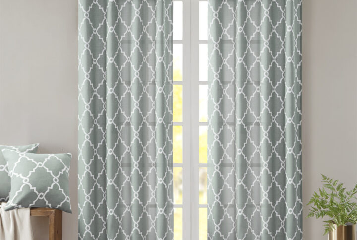 The Madison Park Saratoga Fret Print Panel is the perfect addition for a casual and stylish update to your home decor. This window panel features a trendy light beige fretwork on a seafoam ground