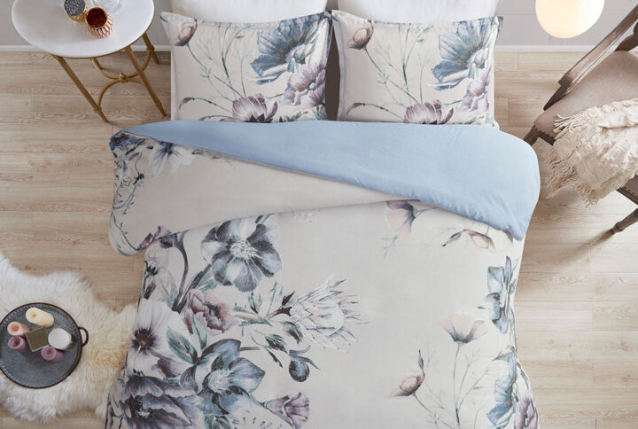 The Madison Park Cassandra 3 Piece Cotton Printed Duvet Cover Set offers a beautiful shabby chic update to your bedroom. The cotton duvet cover and shams feature a large floral print