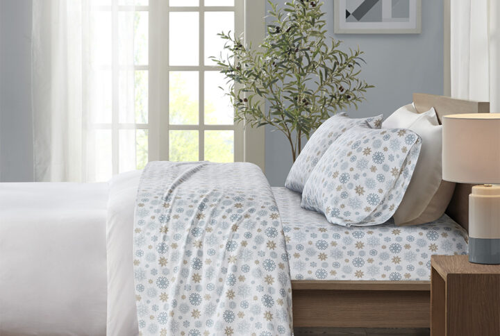 Keep warm and cozy with this ultra-soft cotton flannel sheet set