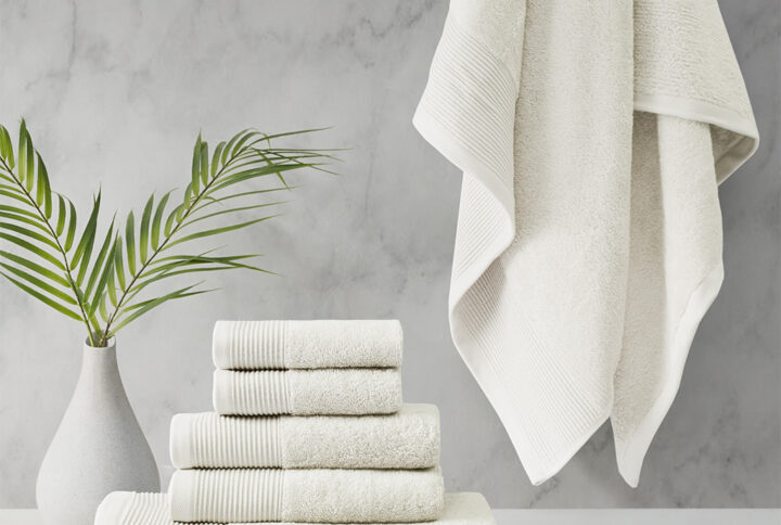 Refresh your bathroom with the luxurious and eco-friendly Beautyrest Nuage Tri Blend Antimicrobial 6 Piece Towel Set. This 600gsm premium quality towel set has a natural sheen and a soft